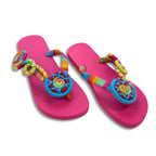 Sandália chinelo rosa com tiras coloridas e bordado circular espiralado