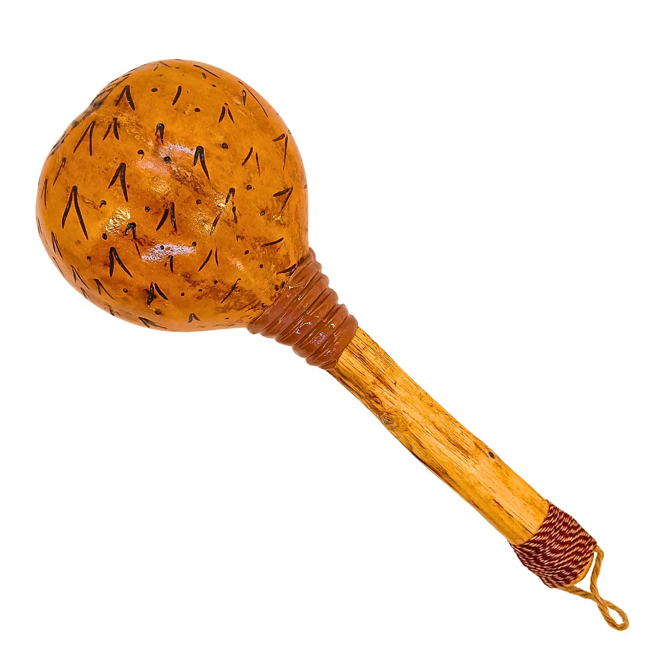 Maraca de cabaça laranja com grafismos e cabo de madeira, com cordão