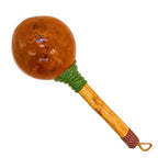 Maraca artesanal com cabaça marrom, cabo de madeira e amarração marrom.