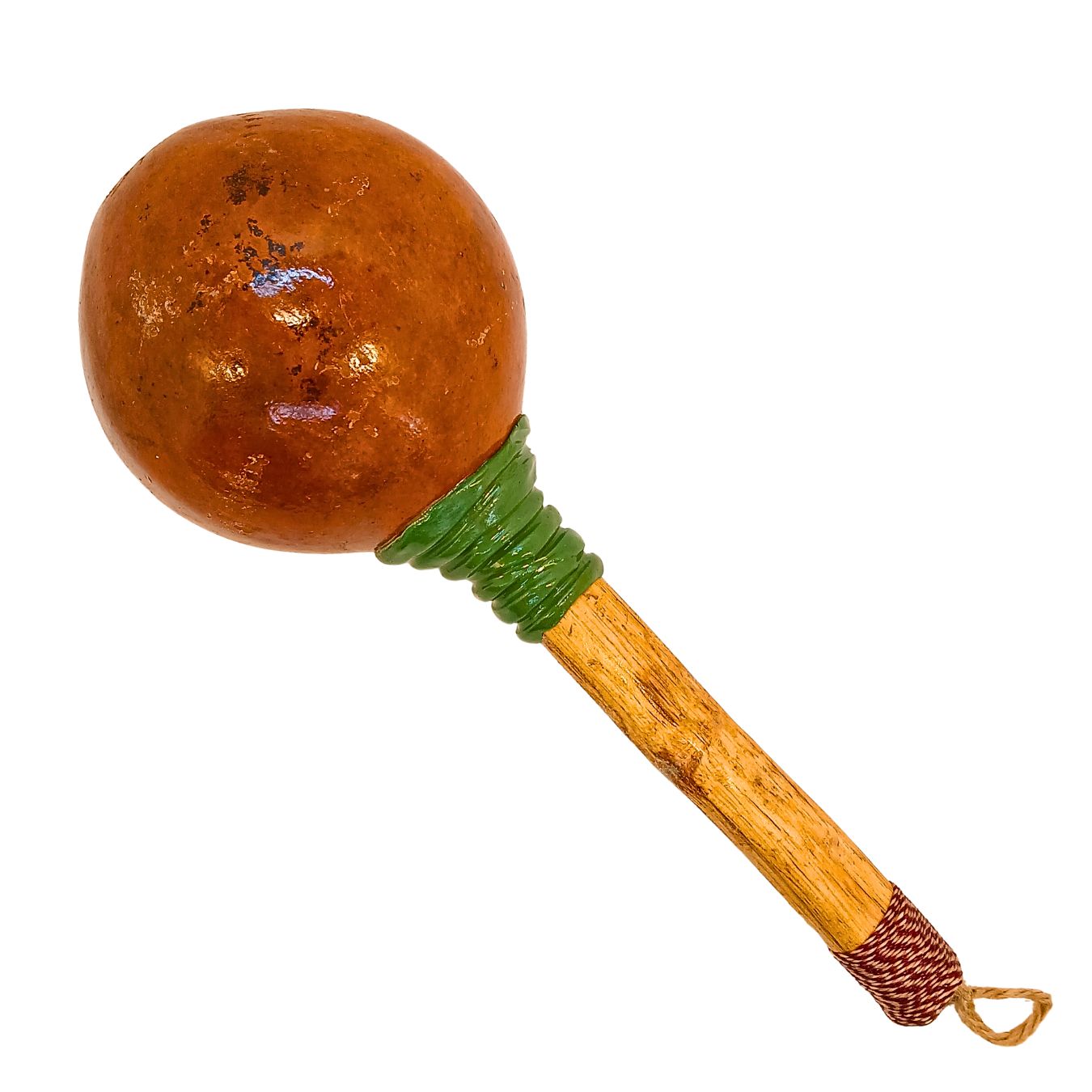 Maraca artesanal com cabaça marrom, cabo de madeira e amarração marrom.