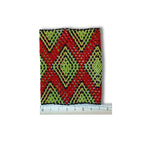 Pulseira de miçangas Waura elástica, padrão X vermelho e verde, medida com régua