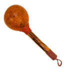 Maraca de cabaça marrom com cabo de madeira e amarração de corda