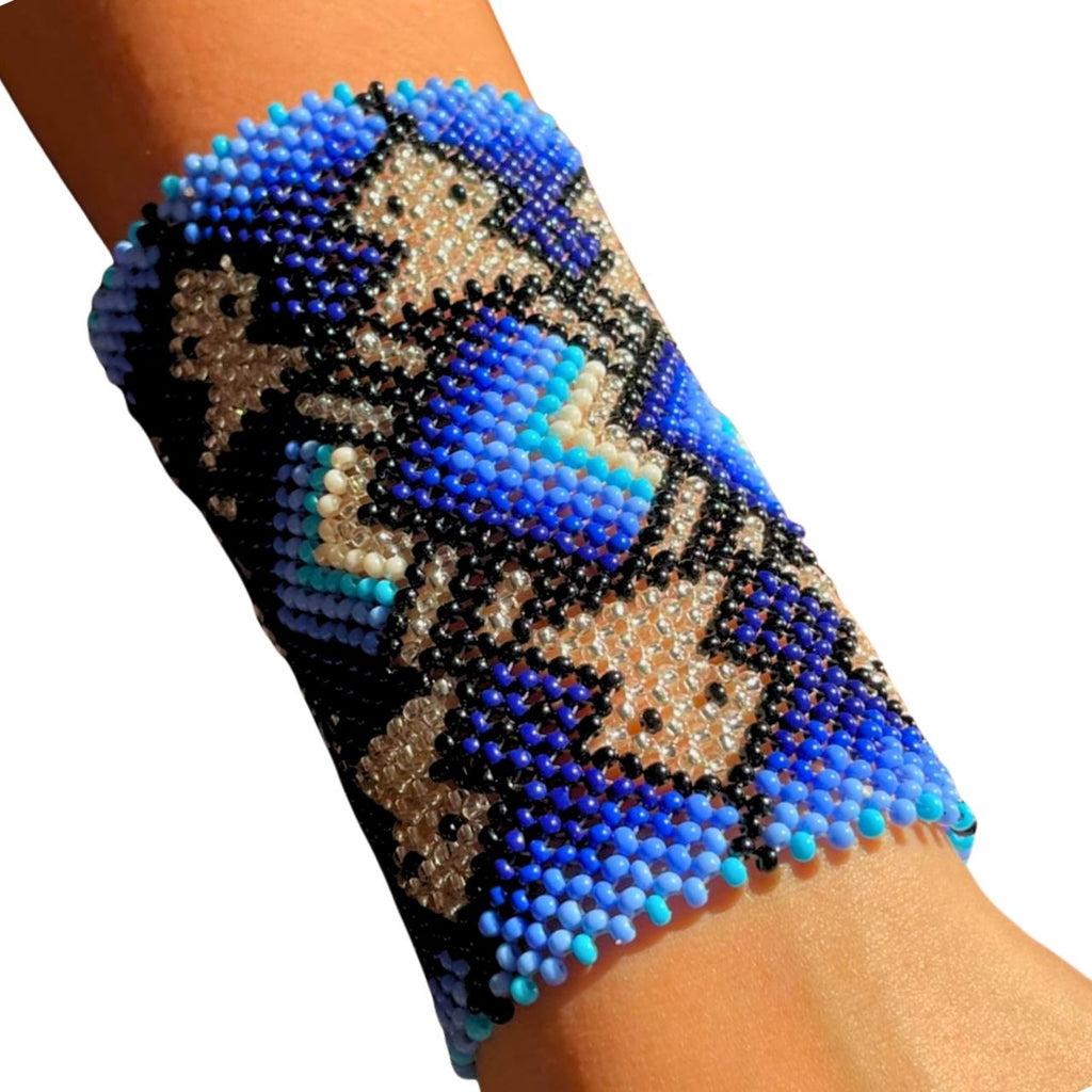 Pulseira de miçangas azul e preta com padrão geométrico e detalhes prateados