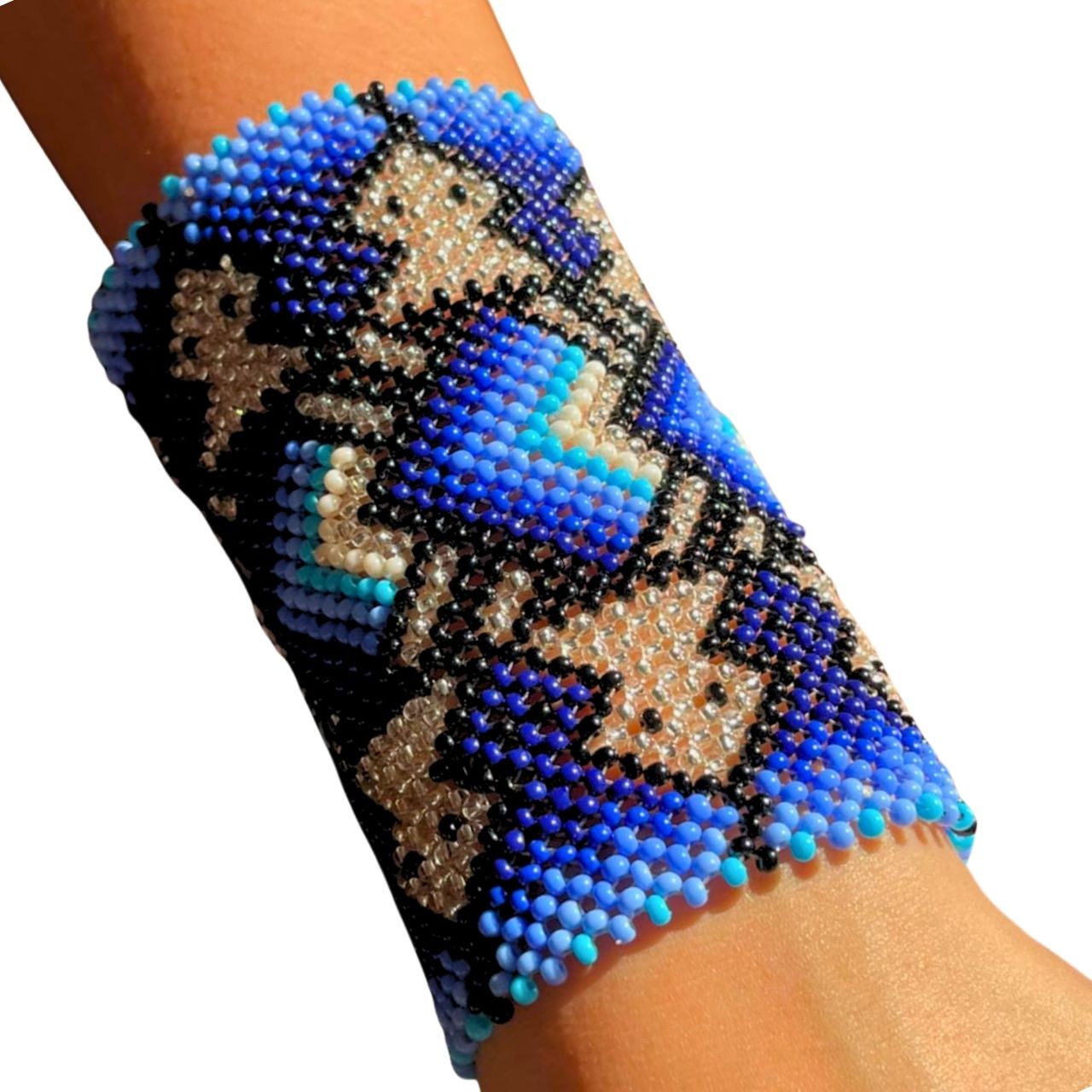 Pulseira de miçangas azul e preta com padrão geométrico e detalhes prateados