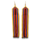 Brincos de miçangas com franjas retangulares listradas amarelo, azul, preto e vermelho