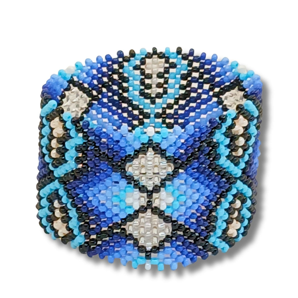 Pulseira de miçangas azul e preta com losangos claros e detalhes centrais.