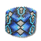 Pulseira de miçangas azul e preta com losangos claros e detalhes centrais.
