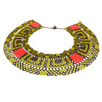 Colar de miçangas indígena verde, amarelo, vermelho e preto, em formato circular
