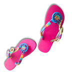 Sandália chinelo rosa com bordado circular azul e tiras multicoloridas trançadas