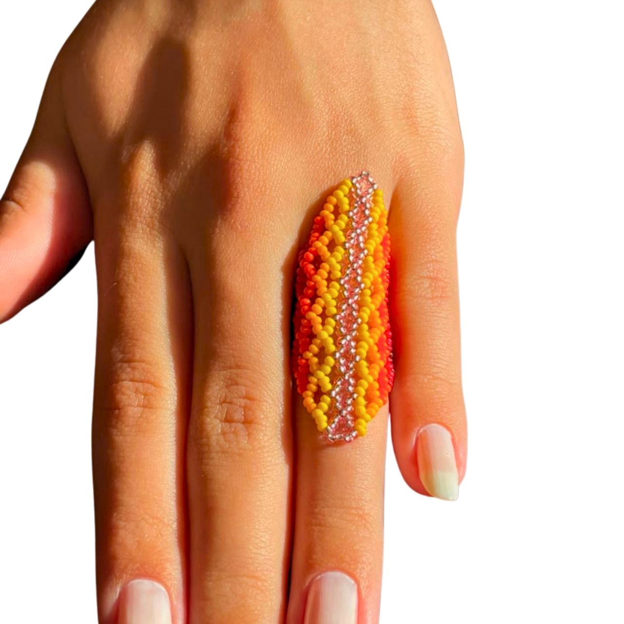 Anel oval de miçangas coloridas com borda vermelha e miolo amarelo