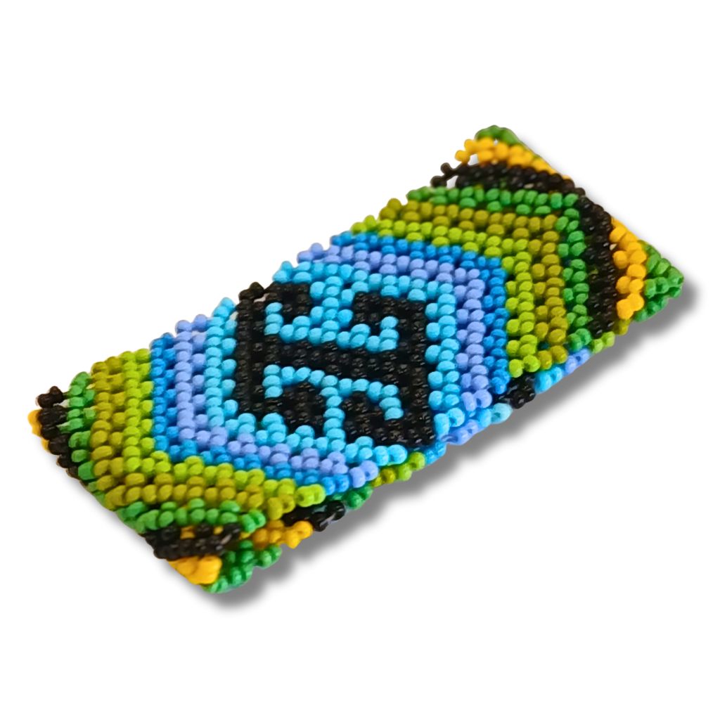 Pulseira de miçangas geométrica azul clara, verde e amarelo com figuras pretas