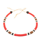 Colar de miçangas vermelho com listras pretas e brancas, contas marrons e cordão