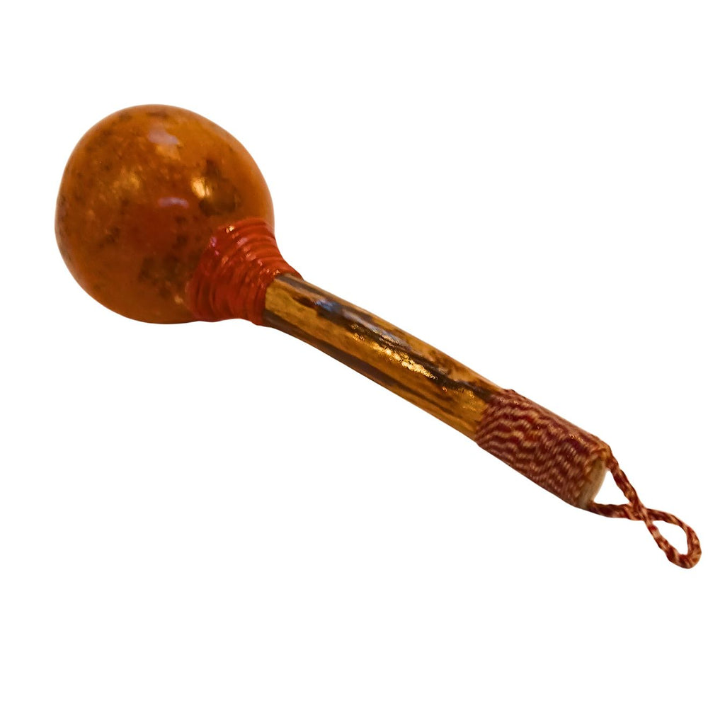 Maraca artesanal com cabaça marrom e cabo longo de madeira, com cordão na ponta