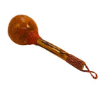 Maraca artesanal com cabaça marrom e cabo longo de madeira, com cordão na ponta