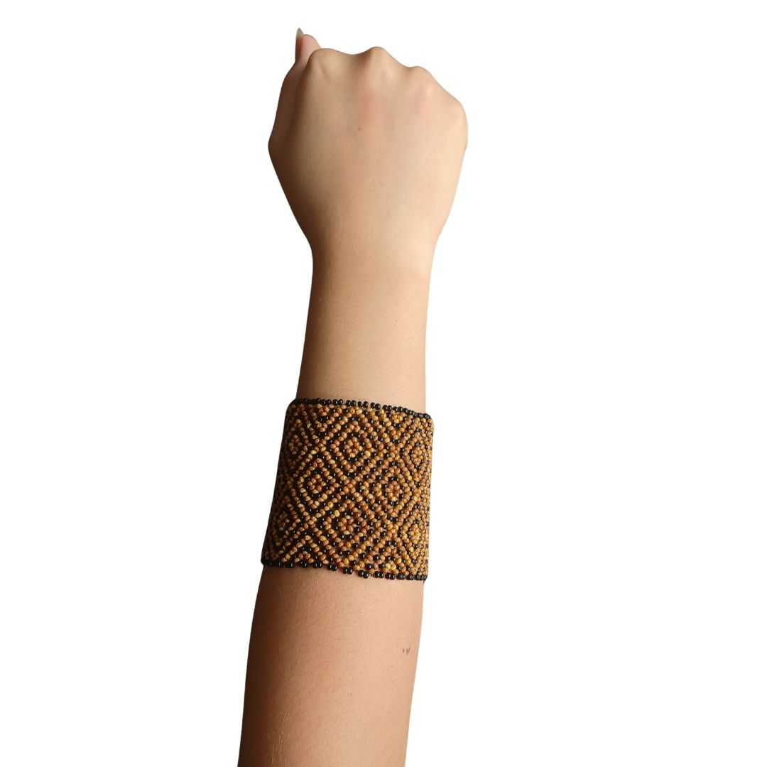 Pulseira elástica de miçangas em faixa larga com losangos marrom e preto