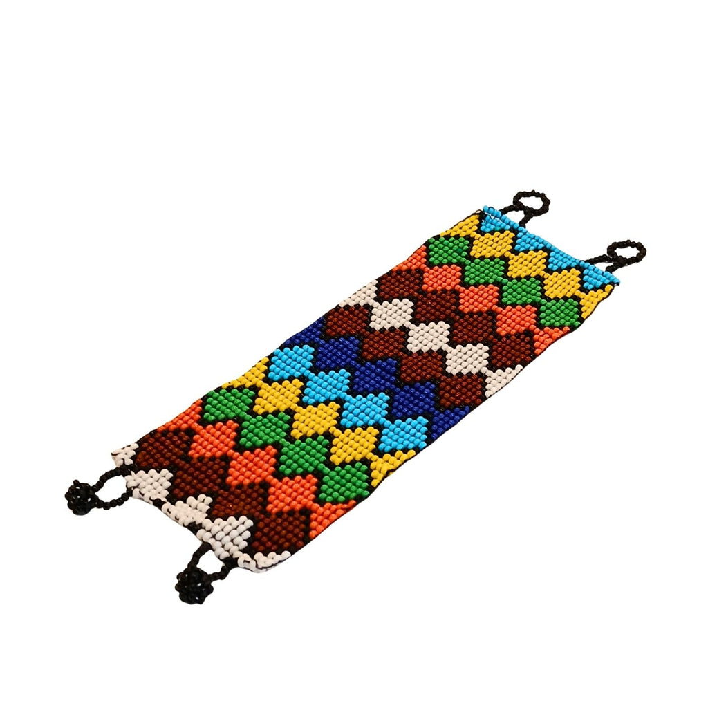 Pulseira de miçangas Fulni-ô elástica com cordões pretos nas pontas e padrão multicolorido.