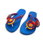 Sandália azul tipo havaiana com bordado espiral colorido e tira com acabamento marrom
