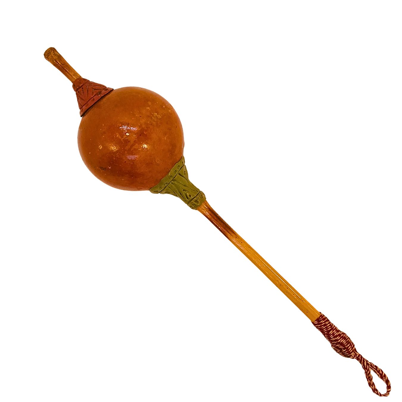 Maraca de cabaça marrom com cabo de madeira e cordão trançado verde e vermelho