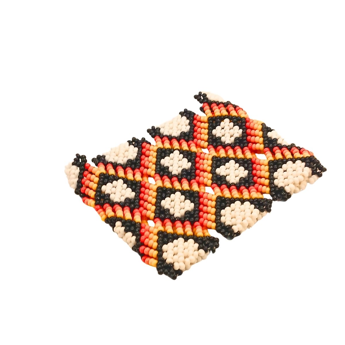 Pulseira elástica de miçangas em losangos preto e branco com faixas laranja