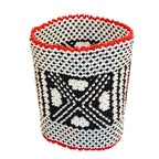 Pulseira de miçangas elástica branca, preta e vermelha, padrão geométrico.