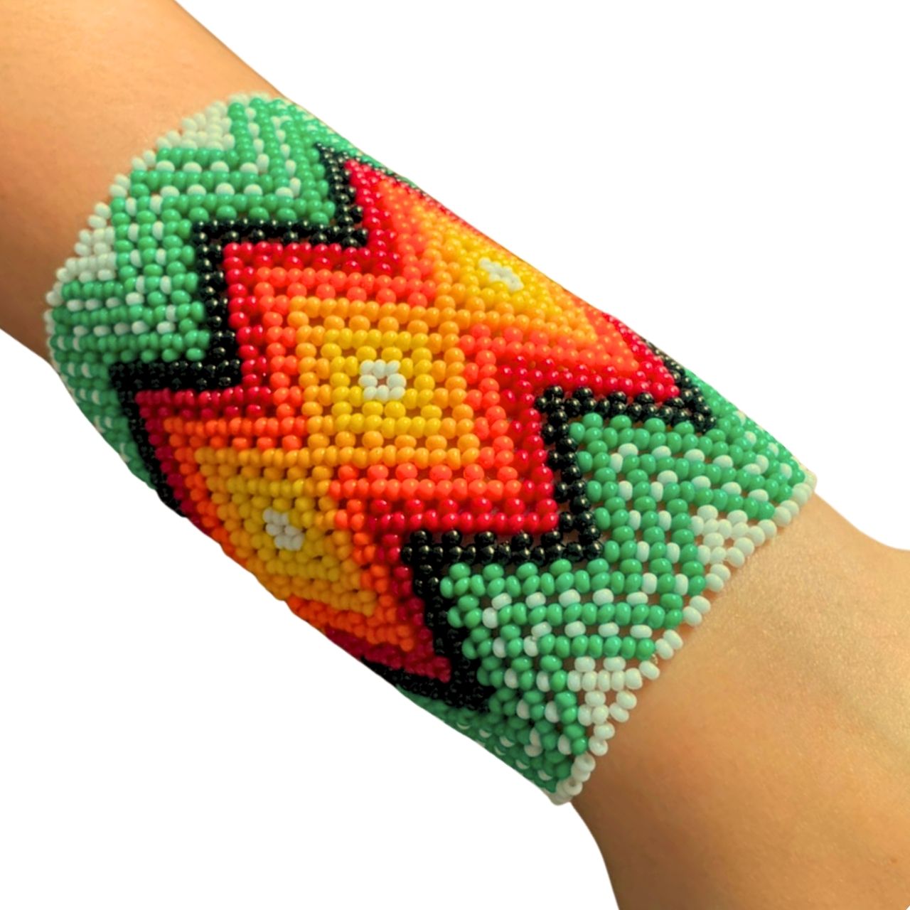 Pulseira de miçangas coloridas com padrão geométrico Fulni-ô, usada no braço