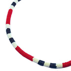Colar de miçangas Waura vermelho com faixas pretas e miçangas brancas em curva