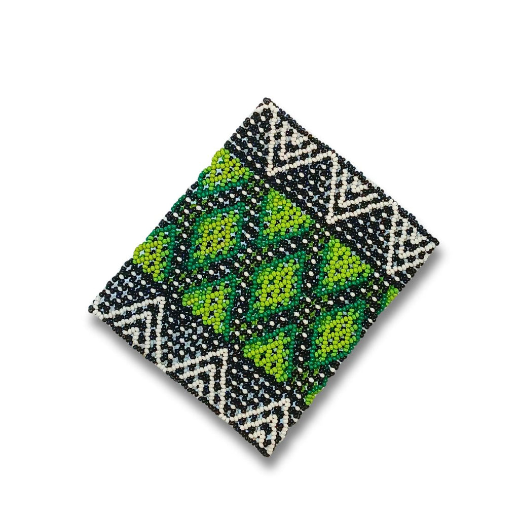 Pulseira de miçangas quadrada preta e branca com flores geométricas verde-limão