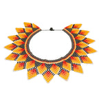 Colar tipo coleira de miçangas com padrão geométrico amarelo, laranja e preto