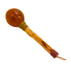 Maraca de cabaça marrom com cabo de madeira e cordão na ponta