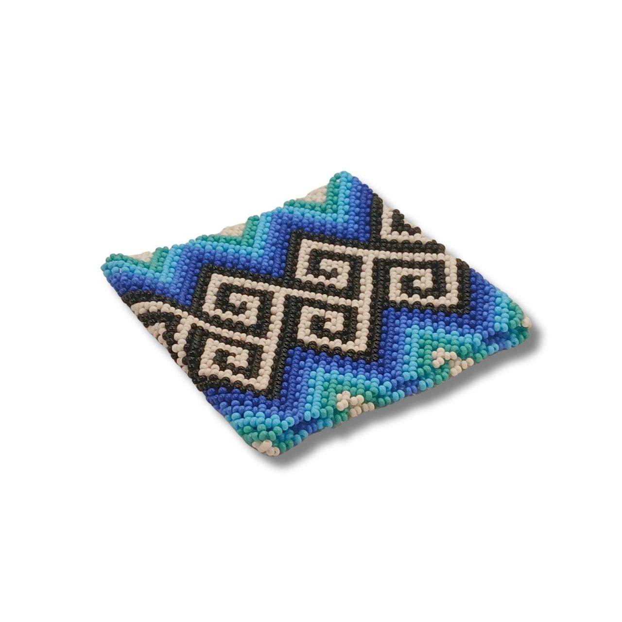 Pulseira de miçangas em formato triangular azul e turquesa com desenho geométrico branco e preto