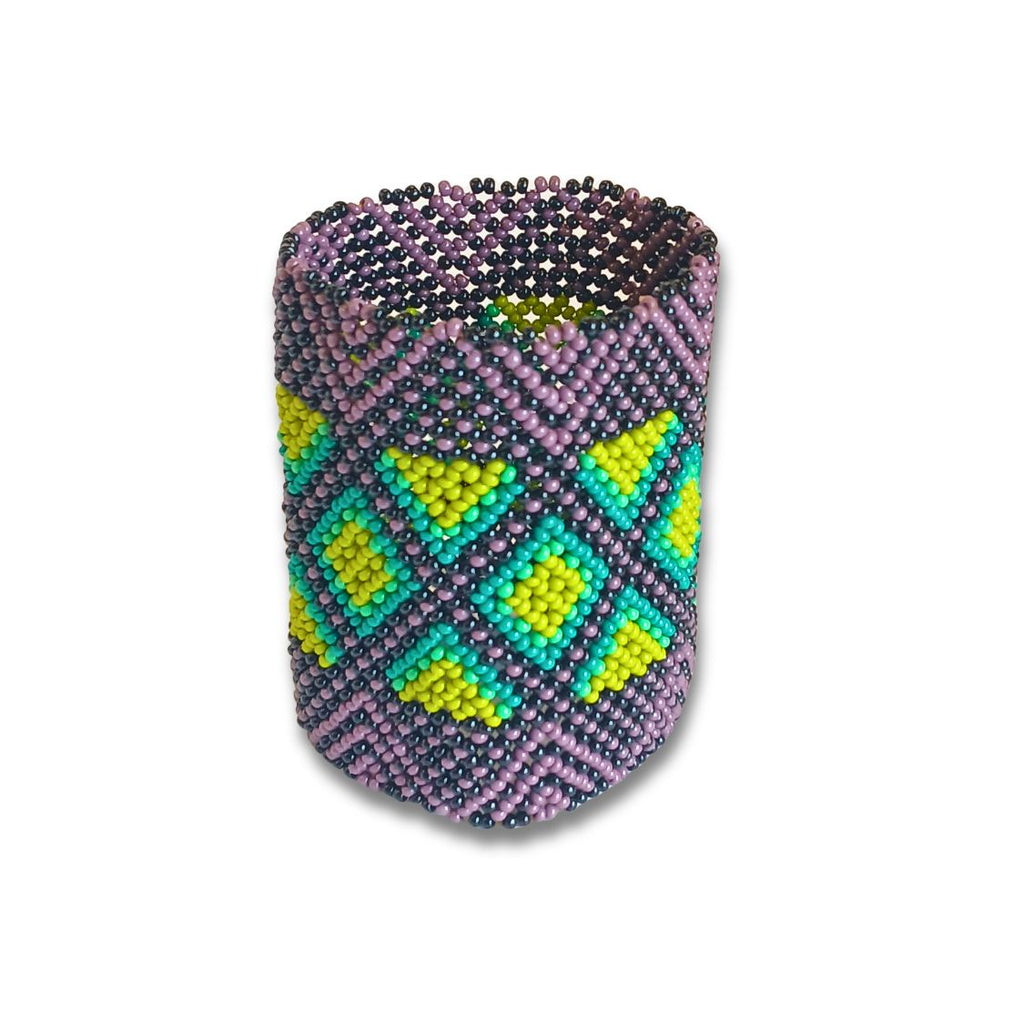 Pulseira de miçangas Waura elástica roxa com losangos amarelos e verdes