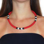 Colar de miçangas Waura vermelho com faixas pretas e miçangas brancas