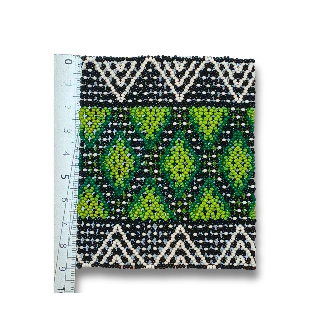 Pulseira de miçangas com padrão preto, branco e verde-limão, com régua ao lado