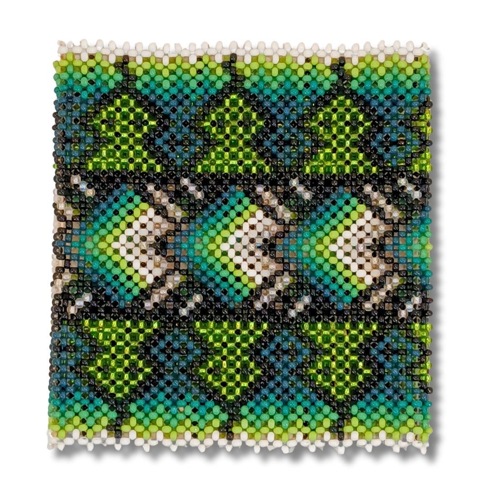 Pulseira indígena quadrada de miçangas, padrão repetido verde, azul e branco, sem fecho