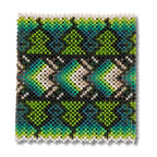 Pulseira indígena quadrada de miçangas, padrão repetido verde, azul e branco, sem fecho