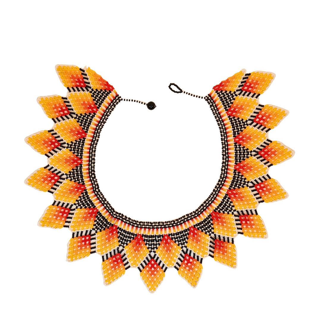 Colar tipo coleira de miçangas com fecho e padrão geométrico amarelo, laranja e preto