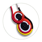 Colar espiral com dois apliques circulares bordados vermelho, preto, branco e amarelo