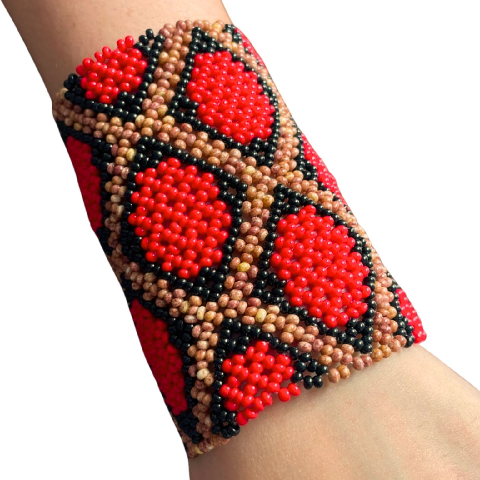 Pulseira de miçangas elástica vermelha e preta com padrão geométrico