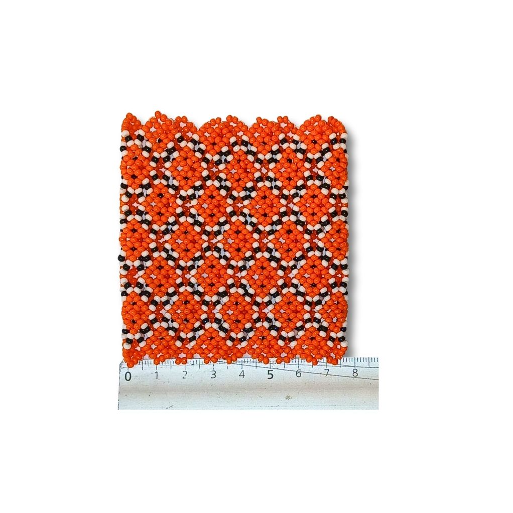 Painel de miçangas da pulseira com padrão laranja, branco e preto, elástica