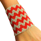 Pulseira de miçangas indígena elástica vermelha e branca, padrão geométrico