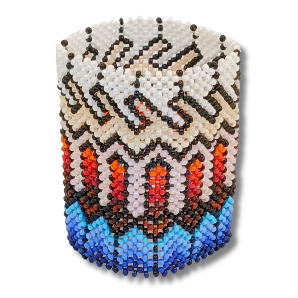 Pulseira indígena em miçangas com padrão geométrico branco, preto, vermelho e azul