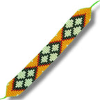 Pulseira de miçangas amarela com grafismos pretos, vermelhos e verdes