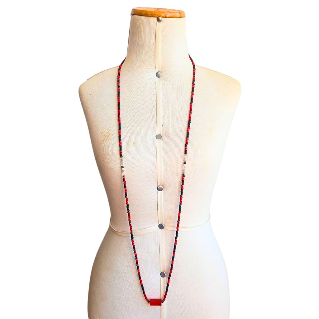 Colar guia de miçangas vermelho e azul com pingente vermelho retangular