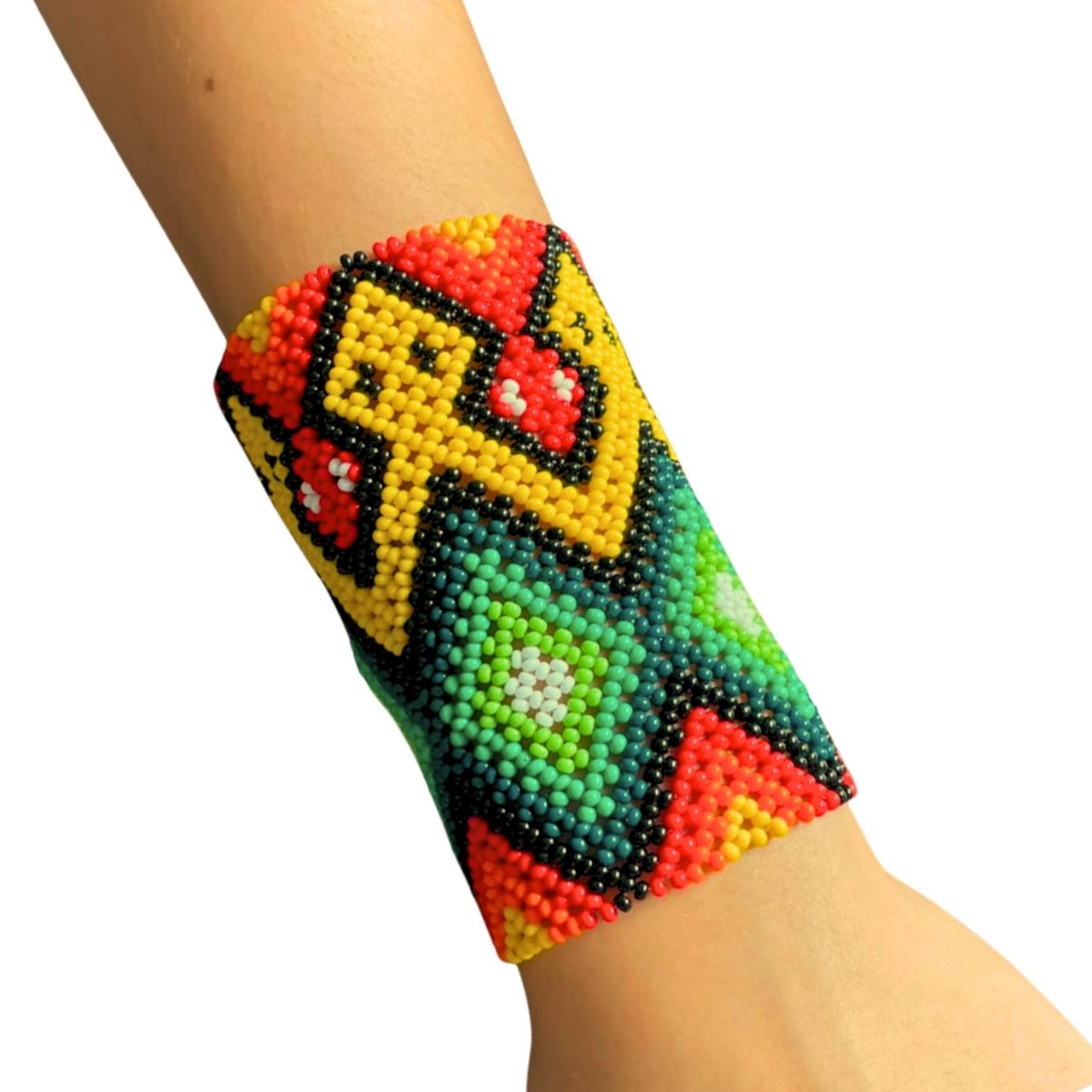 Pulseira de miçangas multicolorida com padrão geométrico, usada no braço