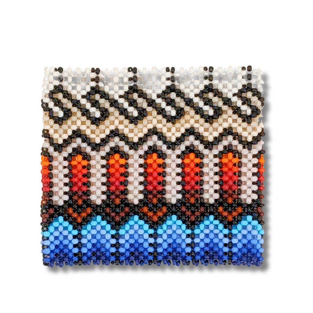 Pulseira indígena em miçangas com padrão geométrico branco, preto, vermelho e azul
