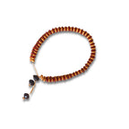 Pulseira de sementes coloridas com contas marrons e pingente com sementes escuras