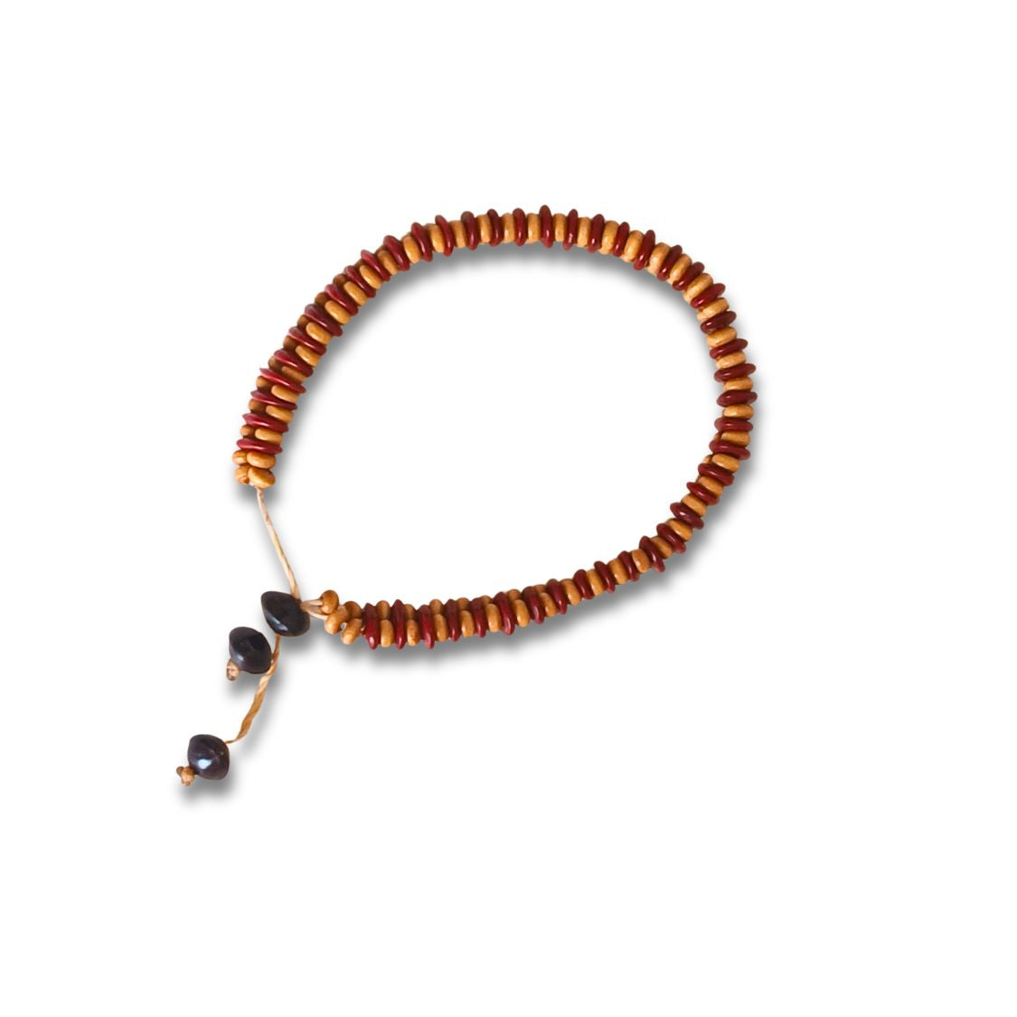 Pulseira de sementes coloridas com contas marrons e pingente com sementes escuras