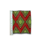 Pulseira de miçangas Waura elástica, padrão X vermelho e verde, com régua ao lado