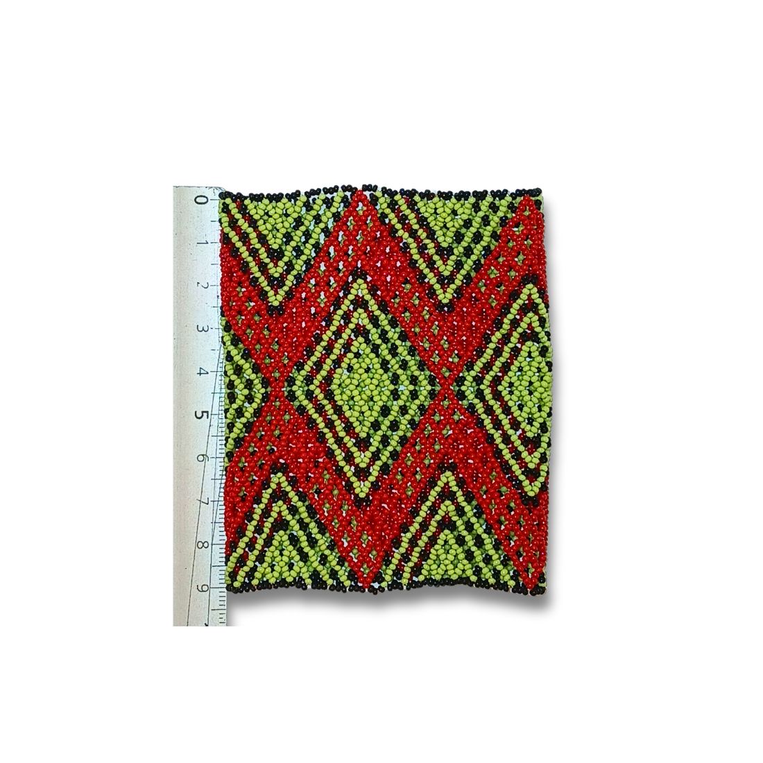 Pulseira de miçangas Waura elástica, padrão X vermelho e verde, com régua ao lado