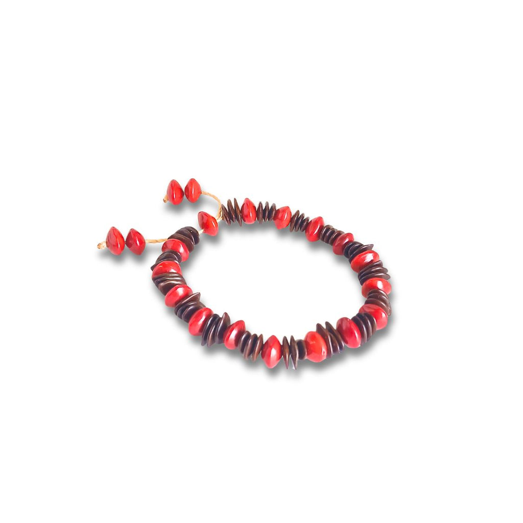 Pulseira de sementes com contas vermelhas e escuras em formato oval e listrado
